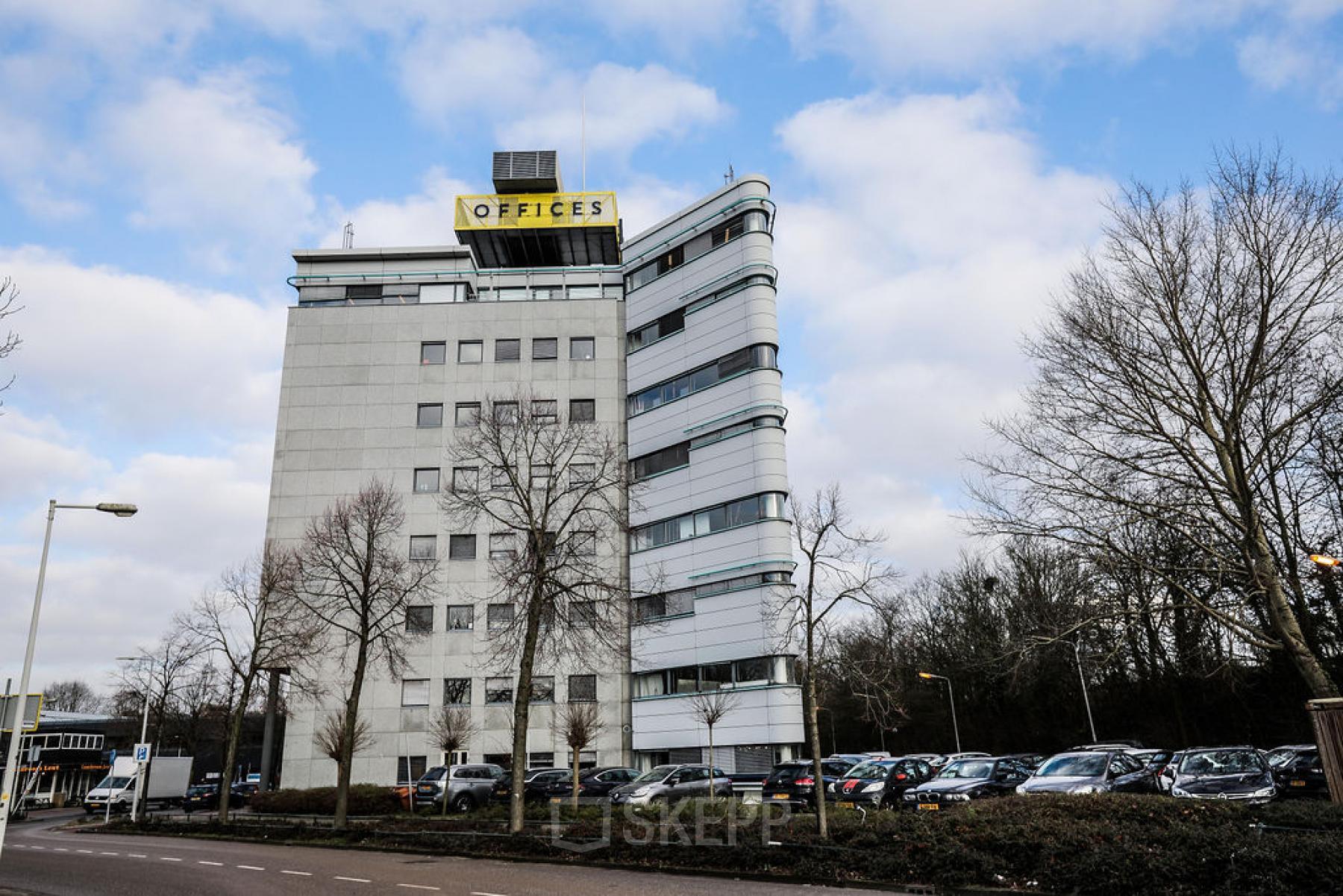 Modern kantoorpand huren aan de Overschiestraat 63 in Amsterdam Nieuw-West, met ruime parkeergelegenheid en strak exterieur.