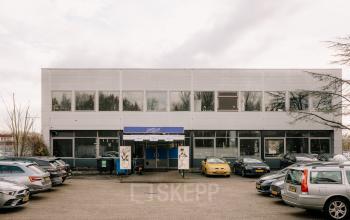 Vooraanzicht van kantoorpand Anthony Fokkerweg 3 in Amsterdam Nieuw-West met geparkeerde auto's ervoor.