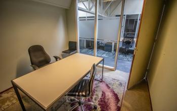 Kantoorruimte huren op Anthony Fokkerweg 3 in Amsterdam Nieuw-West met een minimalistische inrichting, inclusief een bureau en stoelen, geschikt voor zakelijke ontmoetingen en individuele werkafspraken.