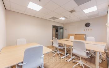 Kantoorruimte huren op Koningin Wilhelminaplein 1, Amsterdam Nieuw-West, met moderne houten bureaus en comfortabele stoelen, geschikt voor kleine teams zonder afleiding.