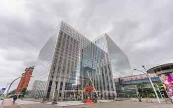 Moderne glazen gevel van het kantoorpand op Koningin Wilhelminaplein 1, Amsterdam Nieuw-West. Dit iconische gebouw is ideaal voor bedrijven die kantoorruimte willen huren in een dynamische omgeving.