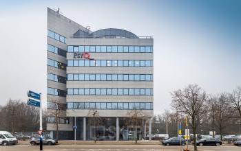Kantoorpand gelegen op Overschiestraat 61 in Amsterdam Nieuw-West, Amsterdam. Modern gebouw met meerdere verdiepingen en glaspartijen.
