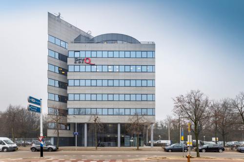 Kantoorpand gelegen op Overschiestraat 61 in Amsterdam Nieuw-West, Amsterdam. Modern gebouw met meerdere verdiepingen en glaspartijen.