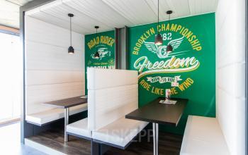 Kantoorruimte huren in Amsterdam Noord met moderne zitcabines en opvallende decoratieve wand op Kraanspoor 12-58.