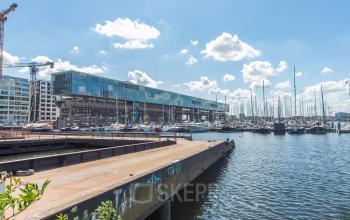 Buitenzijde van het kantoorpand Kraanspoor 12-58 in Amsterdam Noord, grenzend aan een jachthaven.