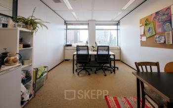 Kantoorruimte huren op TT Vasumweg 44 in Amsterdam Noord met een lichte inrichting inclusief bureaus, stoelen en planten.