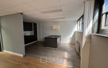 Lichte kantoorruimte aan de Hamerstraat 24 in Amsterdam Noord, met grote ramen en een moderne pantry. Ideaal voor wie kantoorruimte huren wil combineren met een comfortabele werkplek.