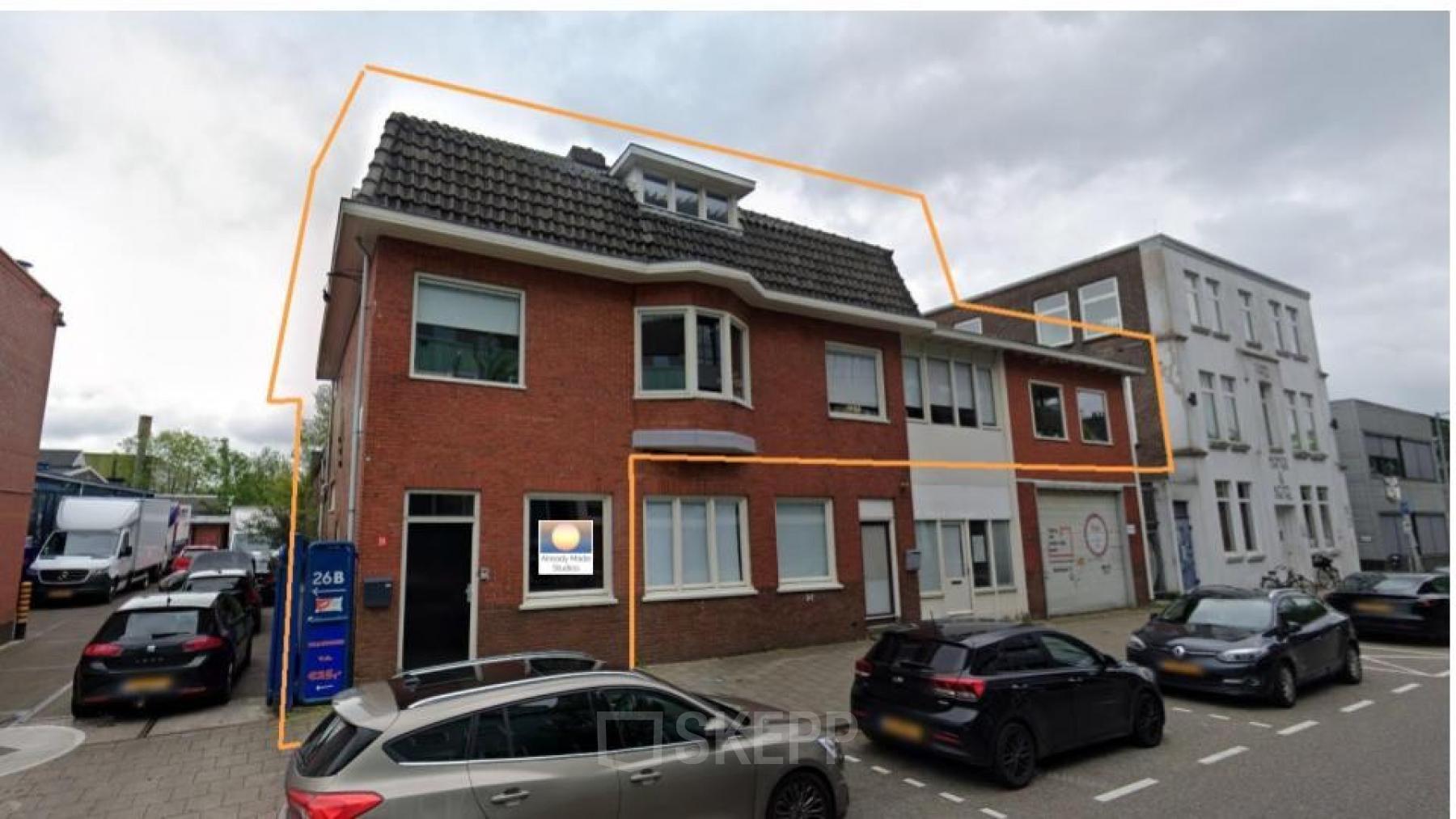 Kantoorpand aan Hamerstraat 24 in Amsterdam Noord, gevel van een traditioneel gebouw met meerdere verdiepingen en geparkeerde auto's op de straat.