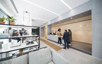 Kantoor op Mt. Lincolnweg 38-40 in Amsterdam Noord met moderne receptie. Zakelijke gesprekken vinden plaats aan de balie. Ideale plek voor kantoorruimte huren in een professionele omgeving.