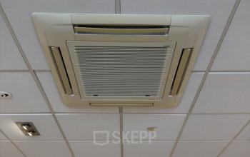 Plafond met ingebouwde airco in een kantoorpand op Buikslotermeerplein 430, Amsterdam Noord, ideaal om kantoorruimte te huren.