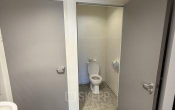 Kantoorruimte op Buikslotermeerplein 430 in Amsterdam Noord met een gedeelde sanitaire voorziening. Ideaal voor wie een kantoor of kantoorpand wil huren zonder veel poespas.