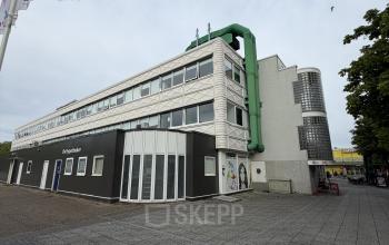 Exterieur van een kantoorpand op Buikslotermeerplein 430 in Amsterdam Noord, ideaal voor kantoorruimte huren met moderne uitstraling.