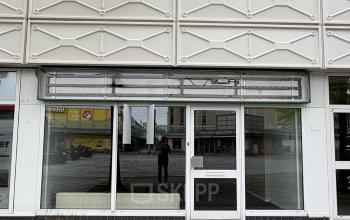 Buitenkant van een kantoorpand op Buikslotermeerplein 430, Amsterdam Noord met moderne gevelstructuur. Ideale locatie voor kantoorruimte huren.