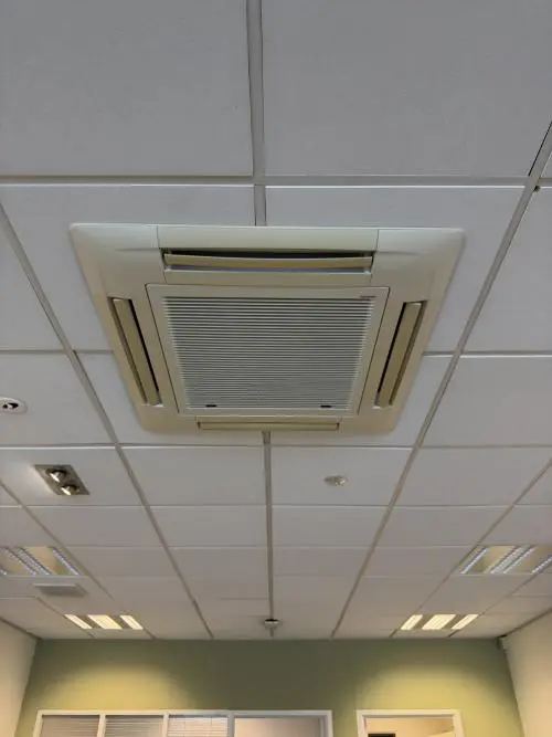 Plafond met ingebouwde airco in een kantoorpand op Buikslotermeerplein 430, Amsterdam Noord, ideaal om kantoorruimte te huren.