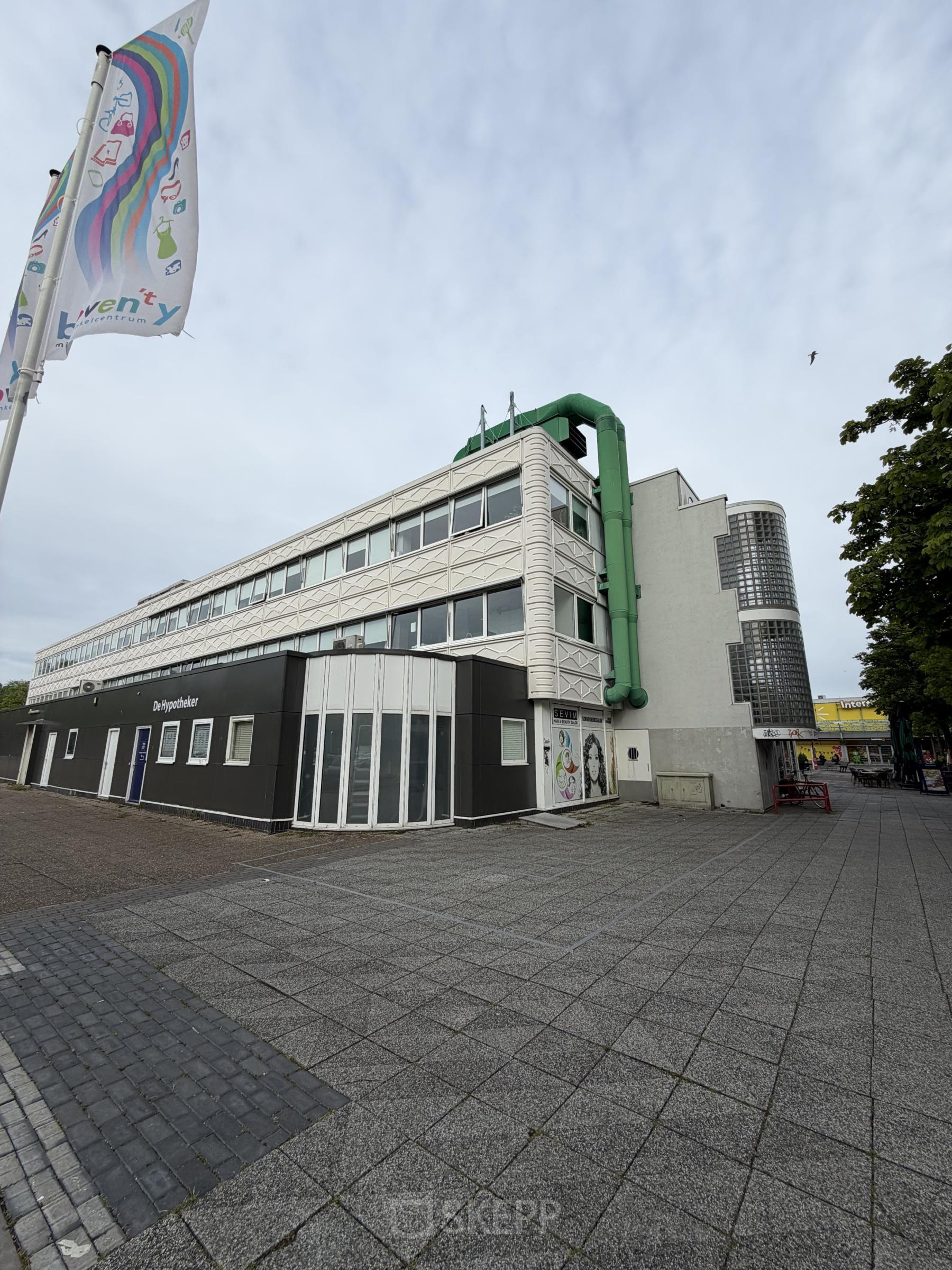 Exterieur van een kantoorpand op Buikslotermeerplein 430 in Amsterdam Noord, ideaal voor kantoorruimte huren met moderne uitstraling.