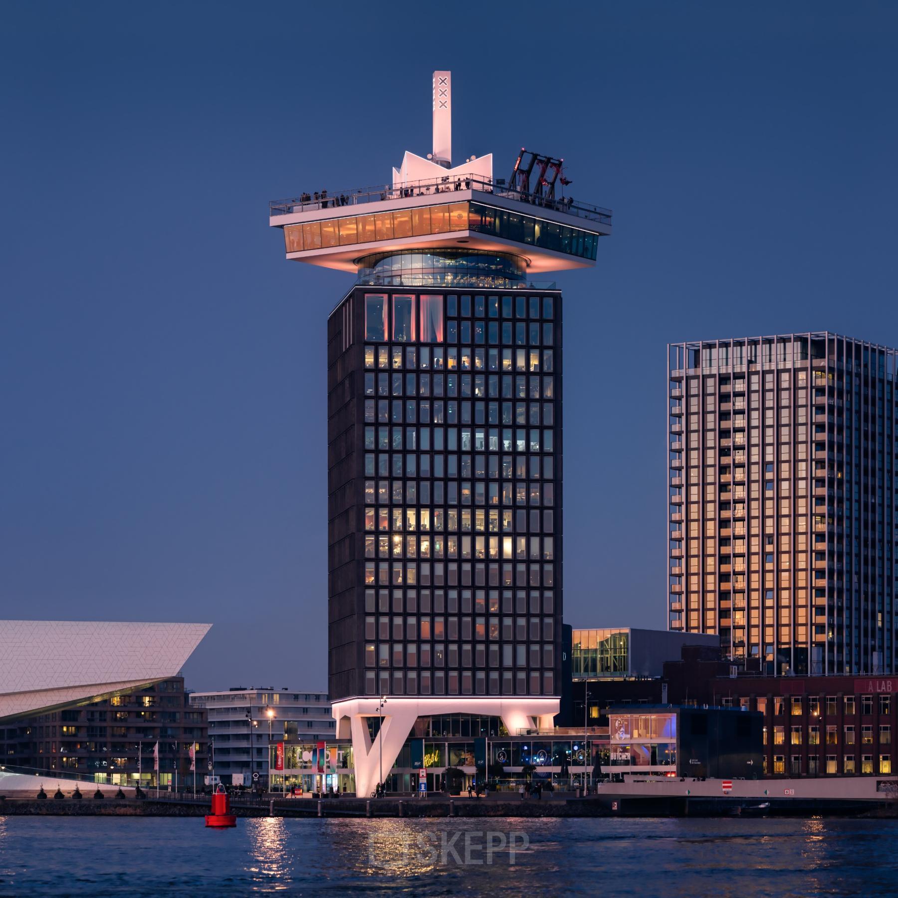 Kantoorgebouw op Overhoeksplein 1 in Amsterdam Noord, direct aan het IJ, met een indrukwekkende moderne architectuur. Ideaal voor bedrijf dat kantoorruimte wil huren in een iconische omgeving.