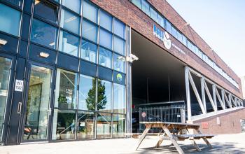 Kantoorpand aan de Asterweg 19 in Amsterdam Noord met een moderne uitstraling en glazen gevel.