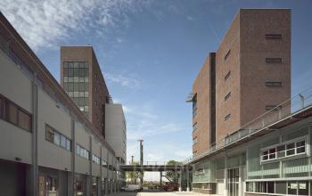 Modern kantoorpand aan de Asterweg 19 in Amsterdam Noord met veel daglicht en een strakke uitstraling.