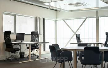 Moderne kantoorruimte in Amsterdam Noord op de Asterweg 19, met bureaus, stoelen en een vergadertafel, klaar voor verhuur.