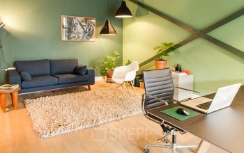 Stijlvol ingericht kantoor met moderne werkplek in Servicepunt Kaap Noord aan de Asterweg 19, Amsterdam Noord, ideaal voor kantoorruimte huren.