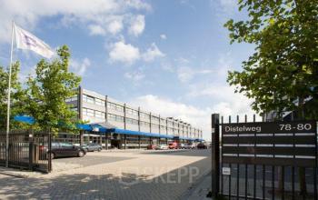 vooraanzicht entree van kantoorpand in Amsterdam