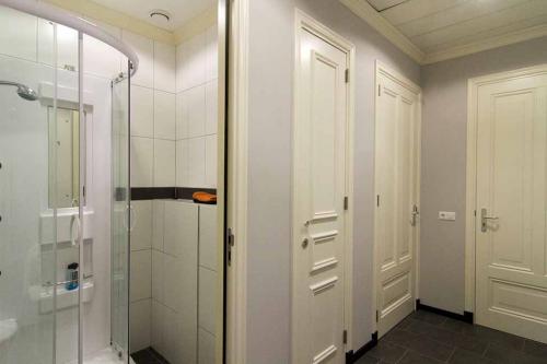 shower and toilets office building amsterdam