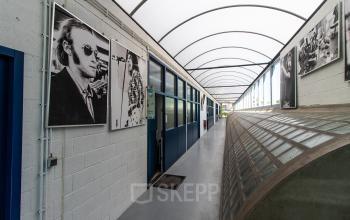 De gang in het kantoorgebouw