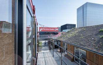 Containerpark vol start-up bedrijven kantoorruimtes flexplekken werkplekken Amsterdam