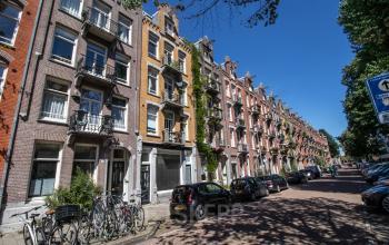 Prachtige gevel van een kantoorpand op Domselaerstraat 27 in Amsterdam Oost, ideaal voor kantoorruimte huren met authentieke uitstraling in bruisend gebied.