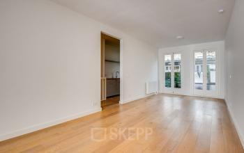 Lichte kantoorruimte in Amsterdam Oost met houten vloer en openslaande deuren naar buiten, ideaal voor kantoorruimte huren. Gelegen op Domselaerstraat 27.