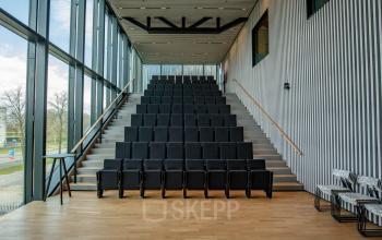 Amfitheater-stijl ruimte in het kantoorpand op Science Park 301, Amsterdam Oost, optimaal voor presentaties en evenementen, met strakke lijnen en veel natuurlijk licht.