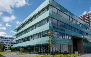 Modern kantoorpand Science Park 301 Amsterdam Oost met glazen gevels en groene omgeving, ideaal voor kantoorruimte huren.