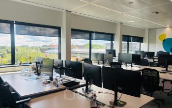 Moderne kantoorruimte in Amsterdam Oost op Science Park 301. Heldere werkplekken met ramen aan de zijkant voor veel natuurlijk licht, ideaal voor kantoorruimte huren. Het kantoorpand biedt uitzicht over de omgeving.