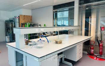 Moderne kantoorruimte op Science Park 301 in Amsterdam Oost met ruime werkbanken, ideaal voor innovatieve projecten. Flexibele mogelijkheden voor kantoorruimte huren in een dynamische omgeving.