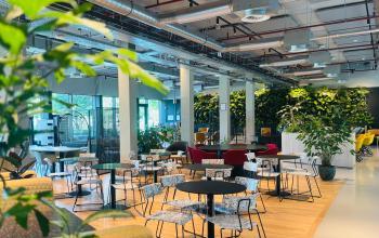 Ruime, modern ingerichte werkruimte op Science Park 301 in Amsterdam Oost met veel groen en diverse zitplekken. Ideaal voor kantoorruimte huren.