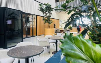 Moderne en stijlvolle kantoorruimte huren in Amsterdam Oost op Science Park 301, met gemeubileerd interieur, veel groen en licht, ideaal voor zakelijke ontmoetingen en werk.