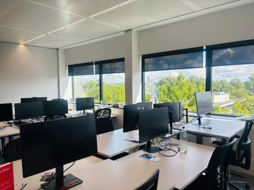 Heldere kantoorruimte met werkplekken en veel natuurlijk licht in Amsterdam Oost, ideaal voor kantoorruimte huren. Grote ramen bieden uitzicht op het Science Park 301.