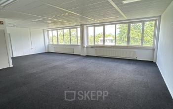 Ruime kantoorpand met uitzicht op groen, gelegen op James Wattstraat 71 in Amsterdam Oost. Ideaal voor kantoorruimte huren, met veel natuurlijk licht en neutrale afwerking.