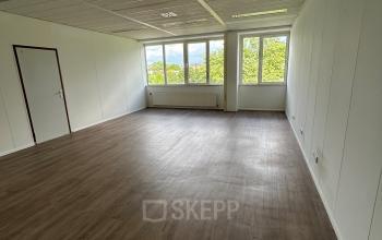 Ongeïnspireerde kantooruimte te huur op James Wattstraat 71 in Amsterdam Oost, wachtend op een creatieve inrichter.