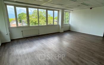 Lichte kantoorruimte op James Wattstraat 71, Amsterdam Oost, met grote ramen en uitzicht op de omgeving. Geschikt voor diverse indelingen en mogelijkheden voor kantoorruimte huren.