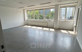 Ruime, ongemeubileerde kantoorruimte te huur op James Wattstraat 71, Amsterdam Oost. Het lichte interieur biedt uitzicht op de stad, ideaal voor individuele of teamwerksettings.