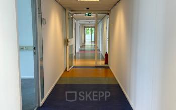 Gekleurde gang in een kantoorpand aan de James Wattstraat 71 in Amsterdam Oost. Deze ruimte is geschikt voor het kantoorruimte huren zonder meubilair.