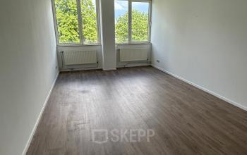 Kantoorruimte huren in Amsterdam Oost met een ruim, licht interieur en grote ramen. Ideaal kantoorpand voor diverse zakelijke activiteiten op James Wattstraat 71. Geschikt voor persoonlijke indeling en inrichting.