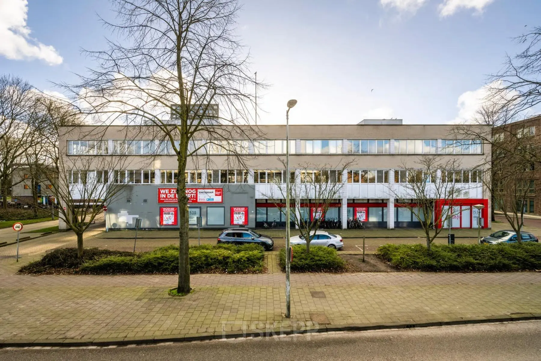 Exterieur van een kantoorpand aan de James Wattstraat 71 in Amsterdam Oost, geschikt voor kantoorruimte huren.
