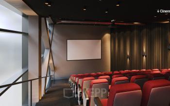 Vergaderzaal met rode stoelen en projectiescherm in een kantoorpand op Jacob Bontiusplaats 9, Amsterdam Oost. Ideaal voor presentaties en vergaderingen.