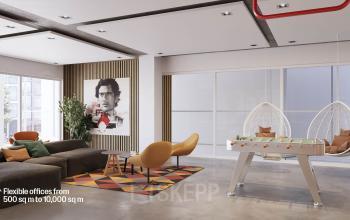 Kantoorruimte huren aan Jacob Bontiusplaats 9, Amsterdam Oost. Ruimte met moderne inrichting, waaronder banken, stoelen en een tafelvoetbaltafel. Groot raam zorgt voor natuurlijk licht.