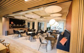 Moderne kantoorruimte huren in Amsterdam Oud Zuid, Apollolaan 151, met stijlvolle zitgedeeltes en vergadertafels voor zakelijke samenwerkingen.