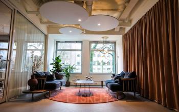 Ruim, modern kantoor met gezellige zithoek op Apollolaan 151, Amsterdam Oud Zuid. Grote ramen bieden veel licht en er is comfortabele inrichting. Ideaal voor kantoorruimte huren.