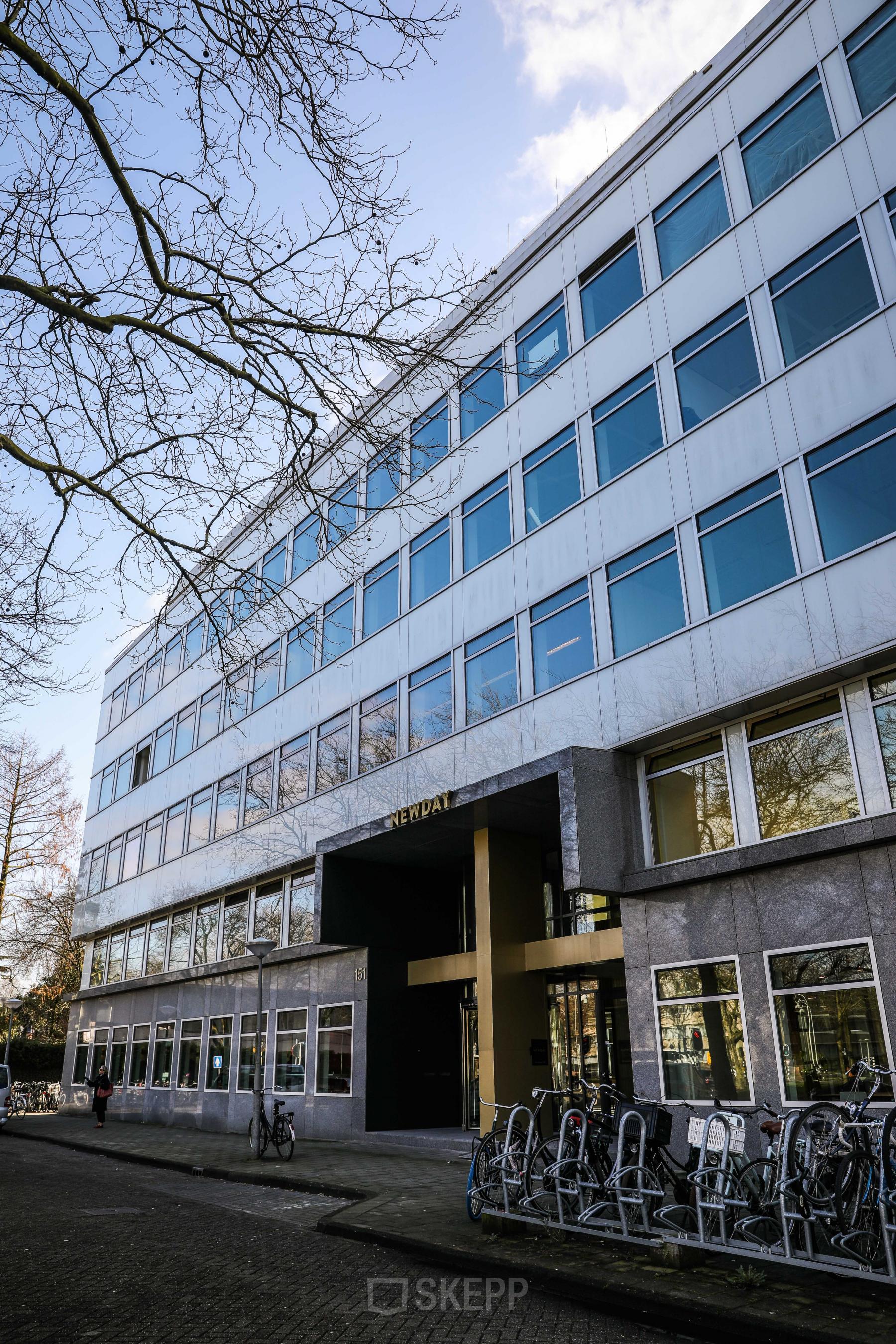 Kantoorpand aan de Apollolaan 151 in Amsterdam Oud Zuid, geschikt om te huren, met een modern gevelontwerp en ruime ramen.