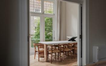 Kantoorruimte huren in Amsterdam Oud Zuid op Jacob Obrechtstraat 56 met stijlvolle houten meubels en veel natuurlijk licht door grote ramen.